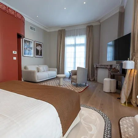 Des Arts Hotel *