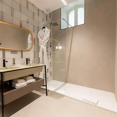 Des Arts Hotel *